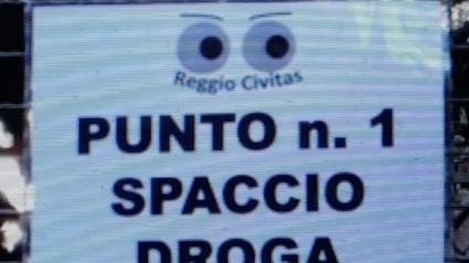 La provocazione: cartelli che segnalano i punti di spaccio