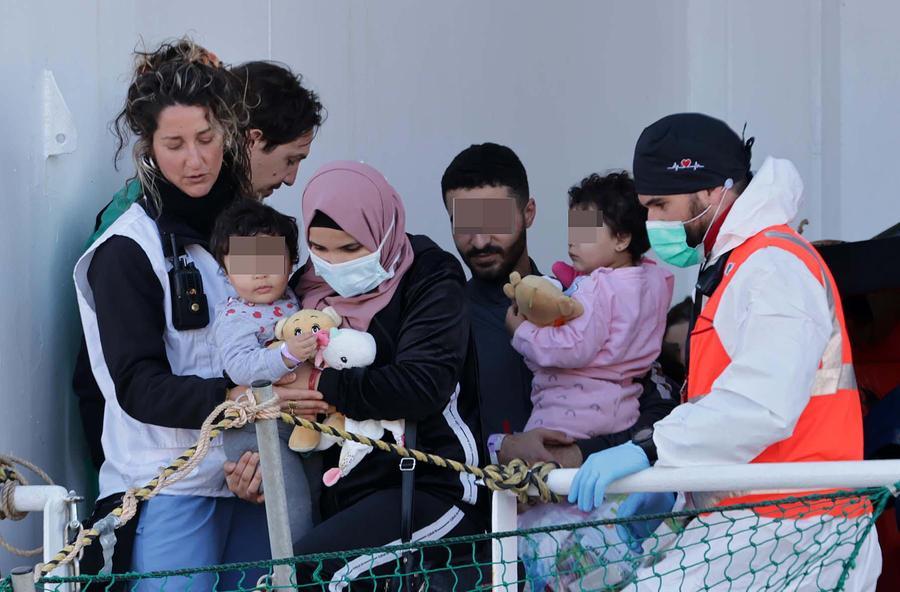 Naufraghi sbarcati a Carrara, la polemica: «Meloni fa le passerelle in Egitto e fa viaggiare minori di tre anni per centinaia di chilometri»
