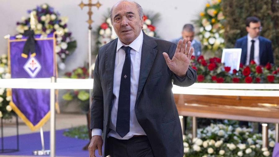 
	Rocco Commisso alla camera ardente di Joe Barone

