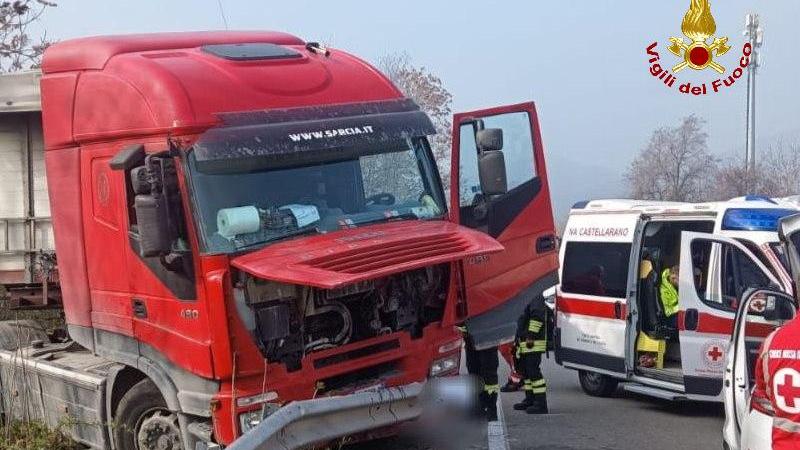 Il camionista colpito dal malore prima di morire ha accostato ed evitato incidenti