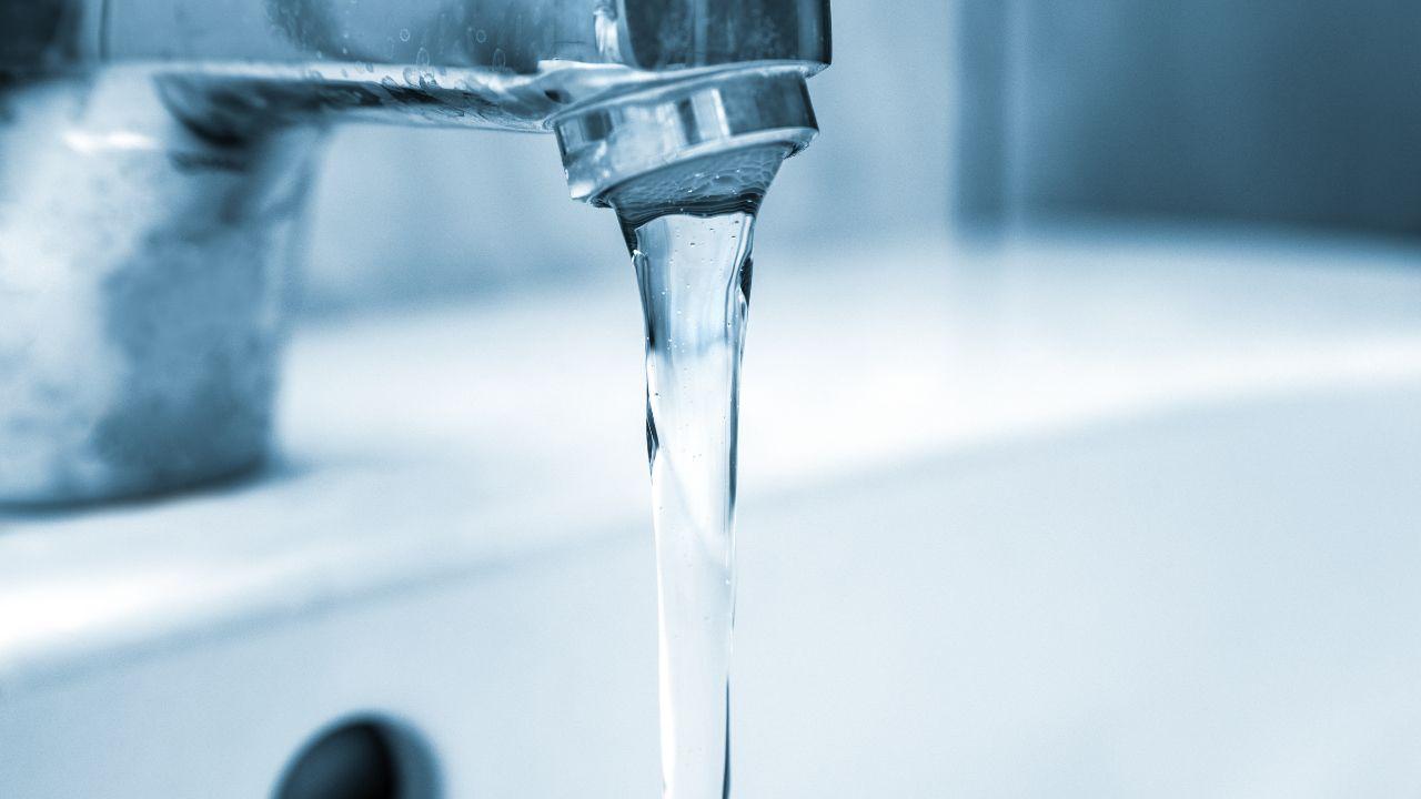 Bollette dell’acqua, la Toscana è la regione dove si spende di più: quali sono le province più care – Tutti i dati