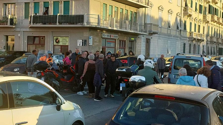 Livorno, ancora un’auto ribaltata: incidente sul viale Italia, traffico in tilt