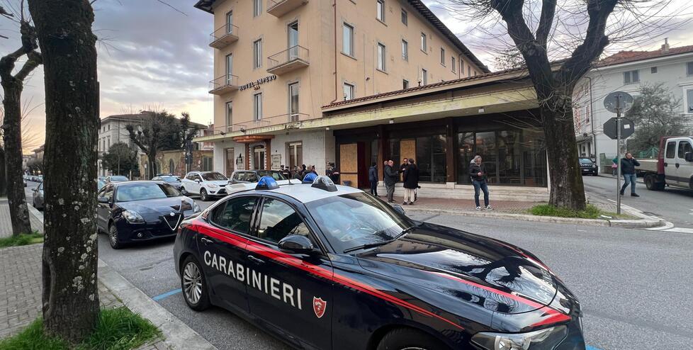 Omicidio nell'albergo a Montecatini, la vittima è un 30enne: è stato ucciso con colpo violento alla testa
