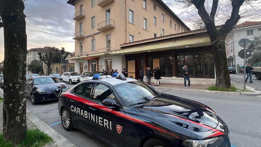 Omicidio nell'albergo a Montecatini, la vittima è un 30enne: è stato ucciso con colpo violento alla testa
