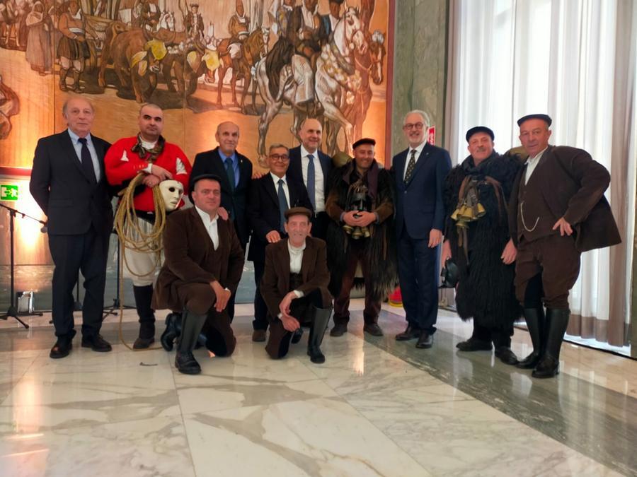 Tenore e mamuthones portabandiera dell’isola