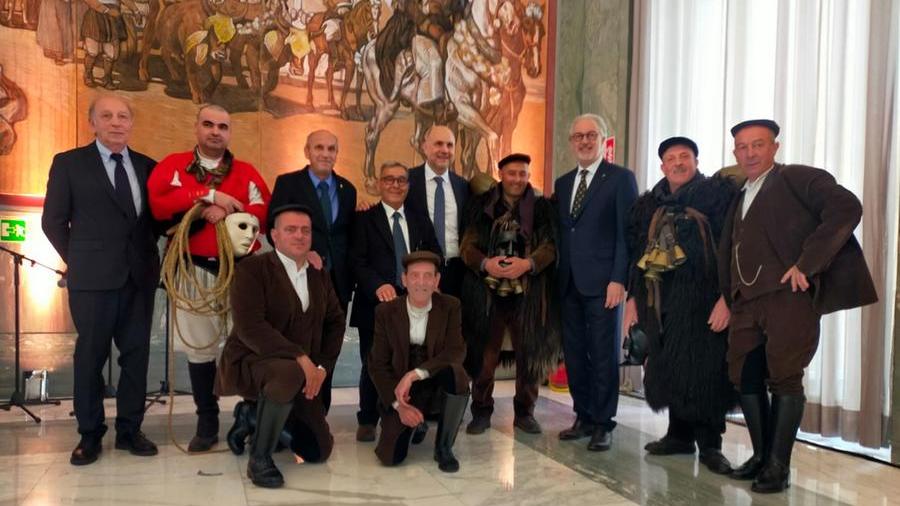 Tenore e mamuthones portabandiera dell’isola