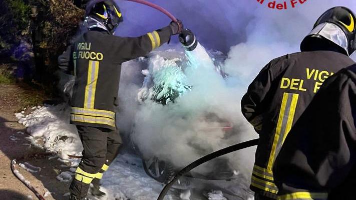 La Maddalena, auto bruciata nella notte