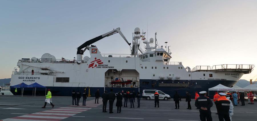 Carrara, la nave Geo Barents fermata in porto: blocco di 20 giorni. Ha salvato 249 persone, tra cui una minore incinta – Video