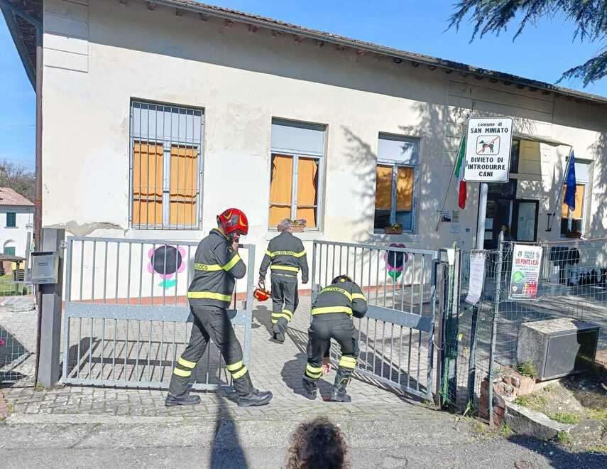 L’intervento di ieri pomeriggio dei vigili del fuoco alla scuola primaria di Ponte a Elsa