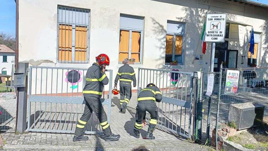 L’intervento di ieri pomeriggio dei vigili del fuoco alla scuola primaria di Ponte a Elsa