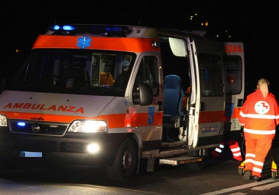 Un intervento dei sanitari del 118 sul luogo di un incidente (foto d’archivio)