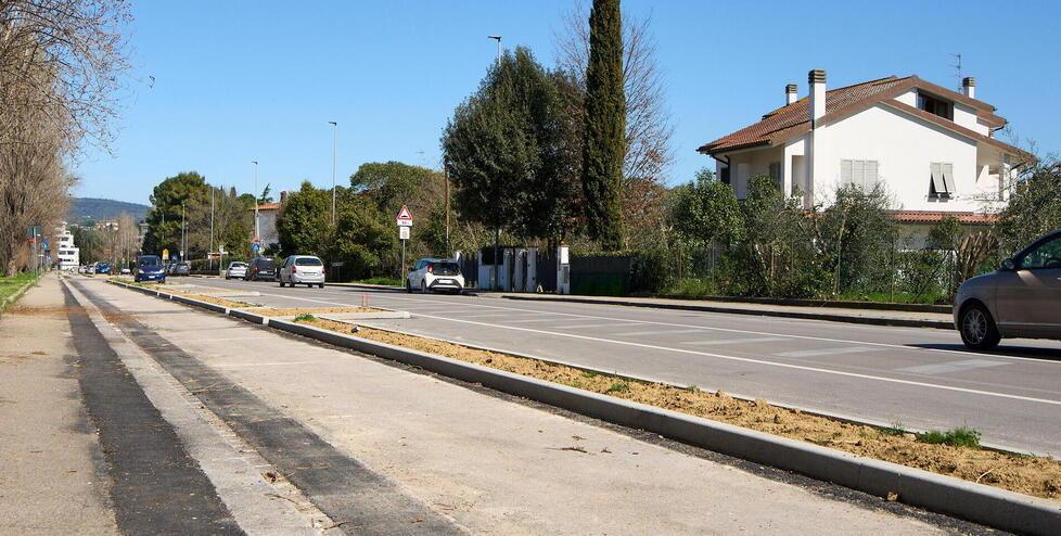Empoli, i residenti: «La nuova pista ciclabile poco utile e pericolosa»