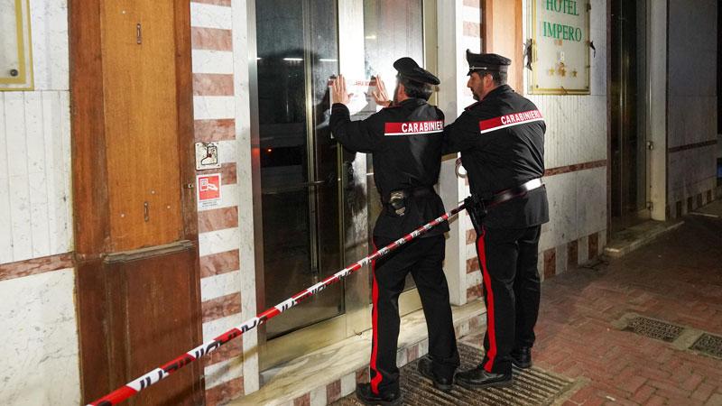 I carabinieri mentre mettono i sigilli alla struttura (Foto Nucci)