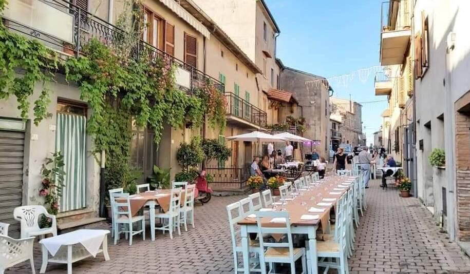 La tavola imbandita nel centro del borgo