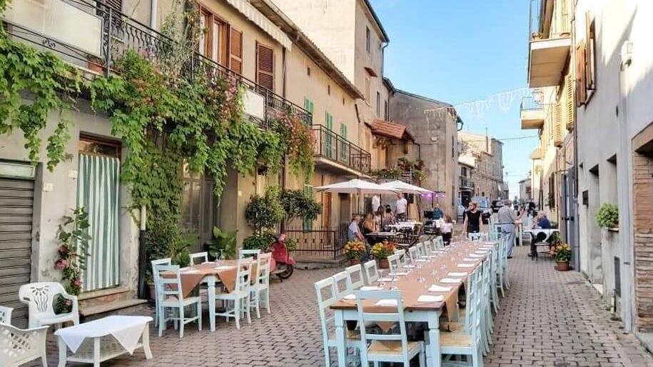 La tavola imbandita nel centro del borgo