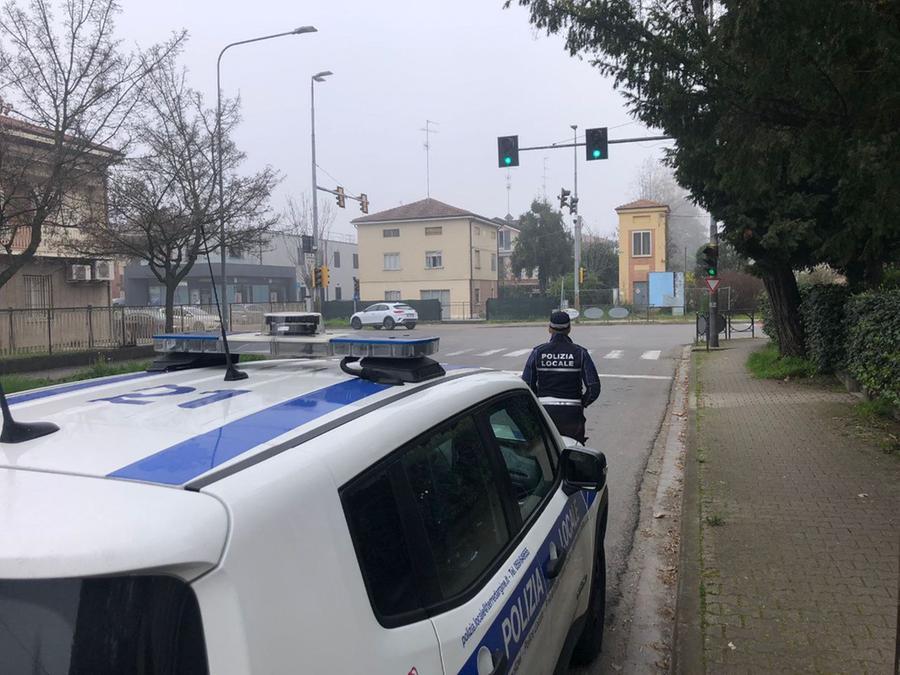 Carpi, chiede l’elemosina creando pericoli: trecento euro di multa al mendicante