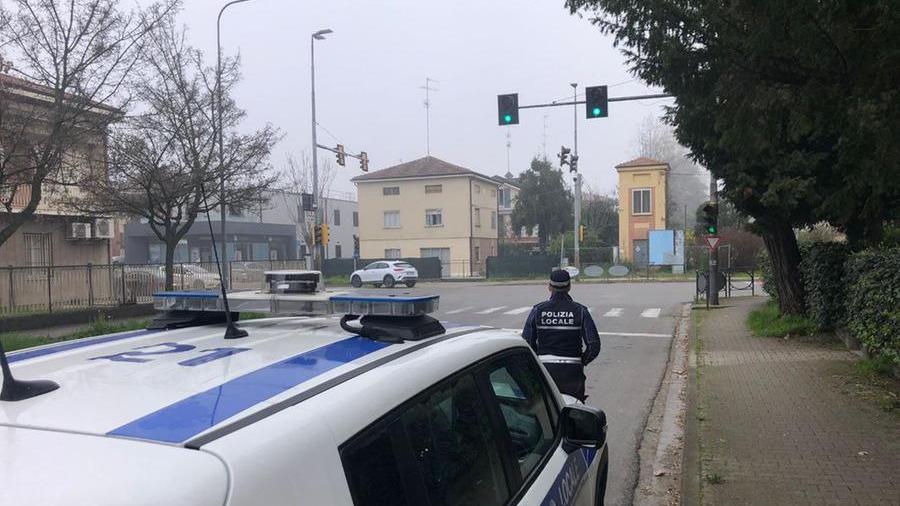 Carpi, chiede l’elemosina creando pericoli: trecento euro di multa al mendicante