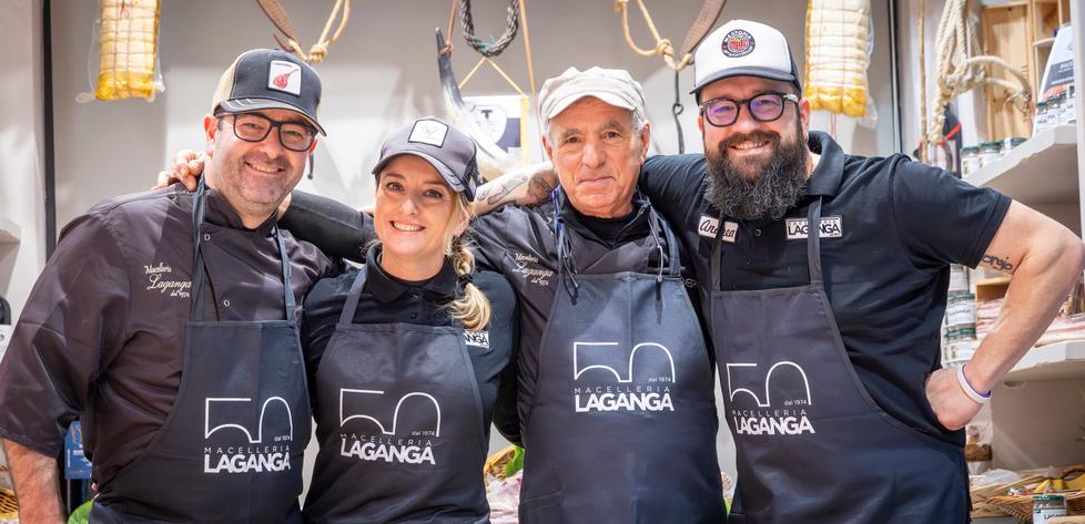 Da sinistra Marco, Serena, “Beppe” e Andrea Laganga col grembiule per i 50 anni della Macelleria
