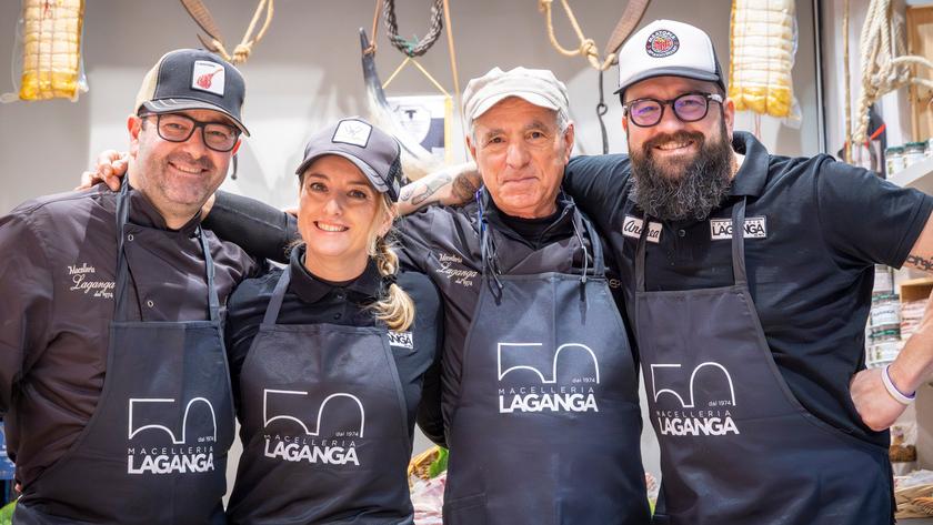 Da sinistra Marco, Serena, “Beppe” e Andrea Laganga col grembiule per i 50 anni della Macelleria
