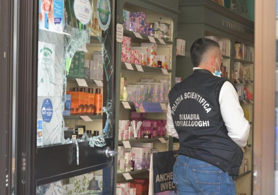 Olbia, ladri scatenati nel centro storico: nel mirino un bar e un’erboristeria