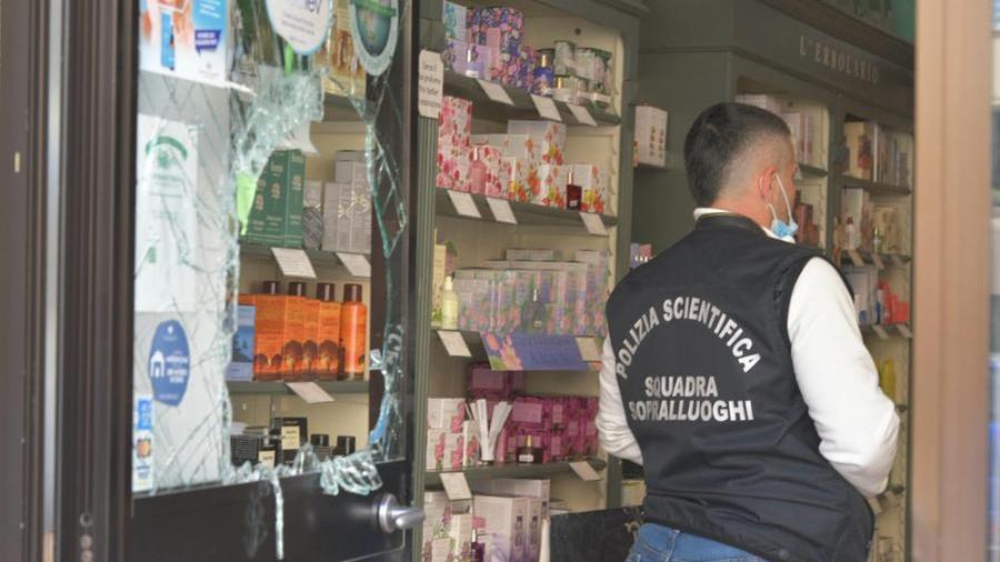 Olbia, ladri scatenati nel centro storico: nel mirino un bar e un’erboristeria