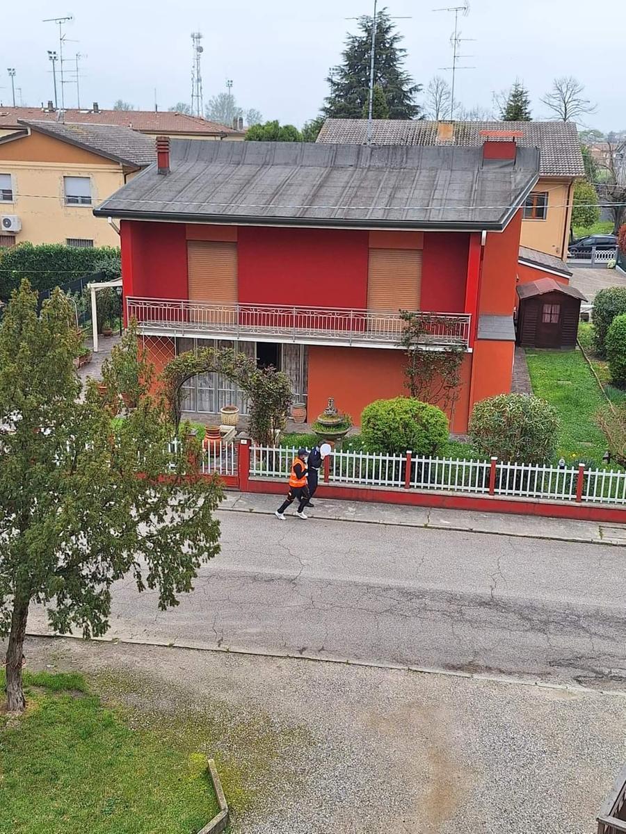 Finale, la truffa del finto vigile: «Signora, sente il veleno?»