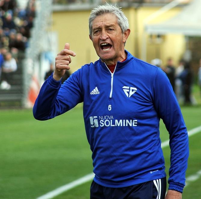 Marco Masi mentre dà istruzioni ai suoi giocatori durante la partita contro il Livorno (foto Grassi)