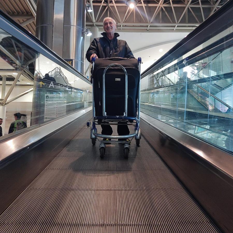 Bastiglia, la vita da film di Arnaldo in aeroporto e ora c’è chi è pronto a offrirgli una casa
