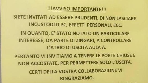 Cartello razzista in una sede dell'Università di Ferrara