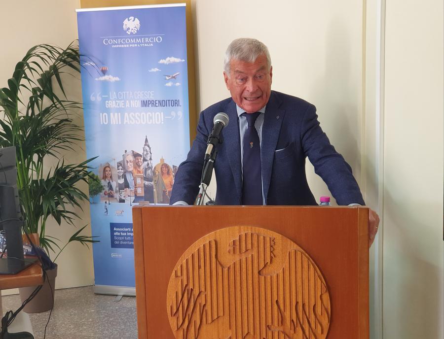 Il presidente nazionale Sangalli a Sassari: «Valorizziamo le imprese di vicinato»