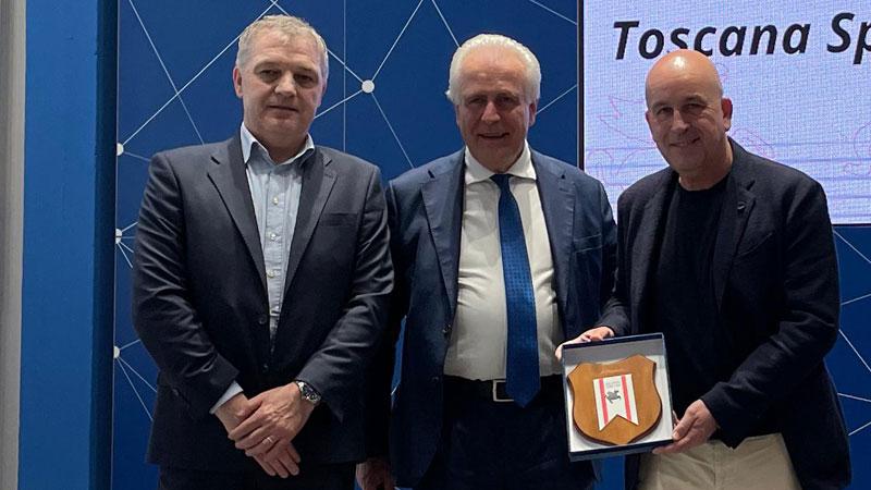 Il presidente della Regione Toscana Eugenio Giani al centro insieme al presidente e al vice degli Herons, Andrea Luchi (a sinistra) e Stefano Severi