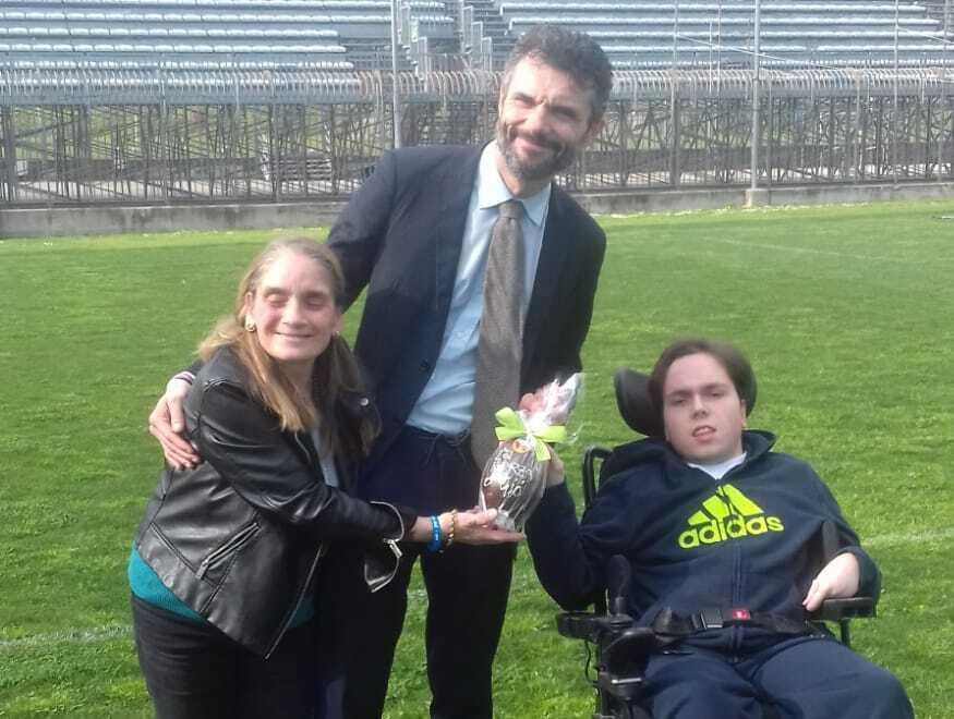 L’incontro tra il sindaco di Prato Matteo Biffoni e Giovanni Fuochi allo stadio Lungobisenzio prima dell’inizio dell’allenamento dei biancazzurri in vista del derby con la Pistoiese