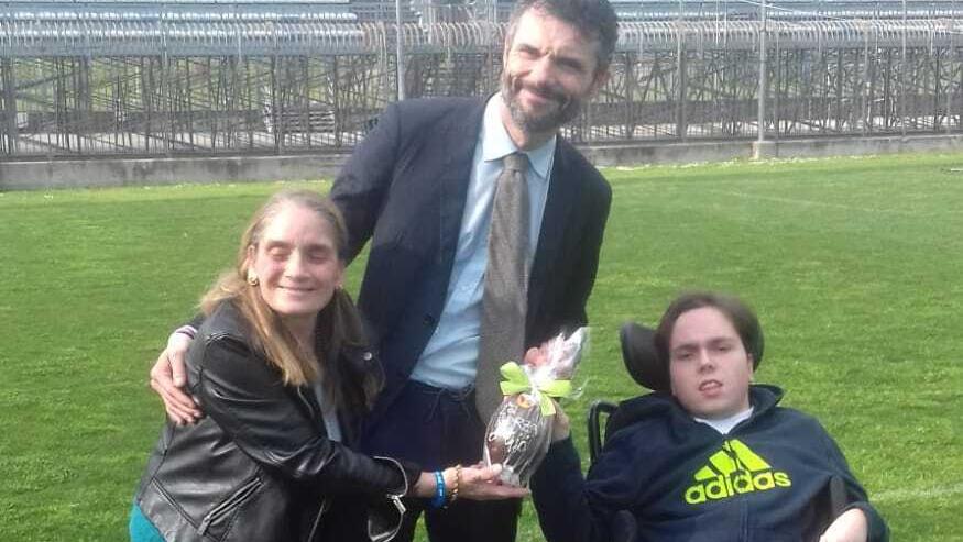 L’incontro tra il sindaco di Prato Matteo Biffoni e Giovanni Fuochi allo stadio Lungobisenzio prima dell’inizio dell’allenamento dei biancazzurri in vista del derby con la Pistoiese