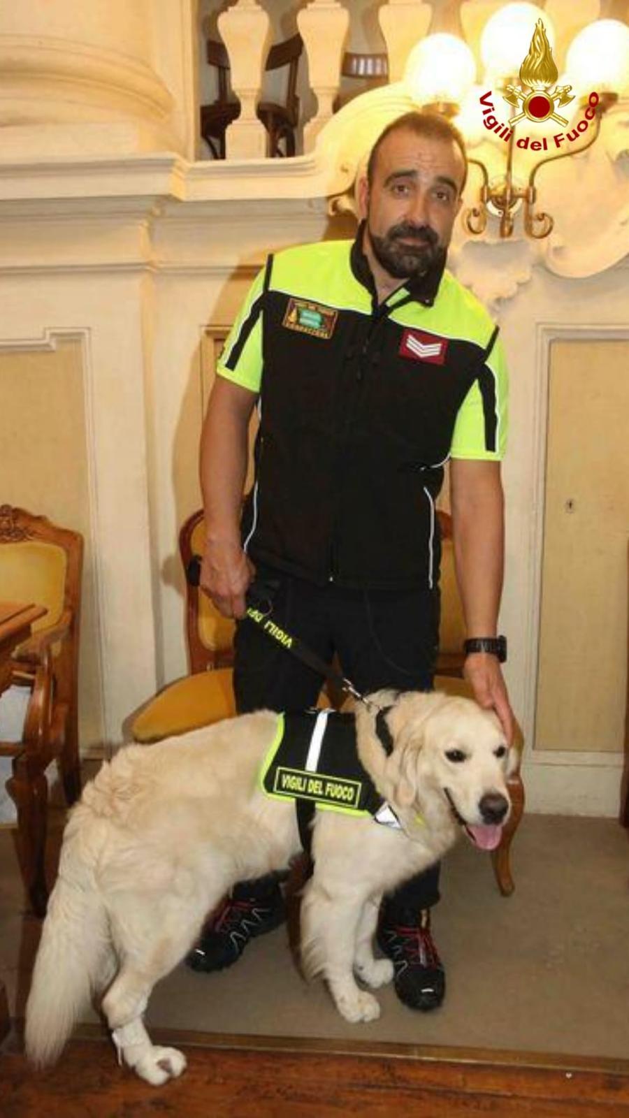 I vigili del fuoco piangono il cane Cartier, intervenne dopo il crollo del ponte Morandi