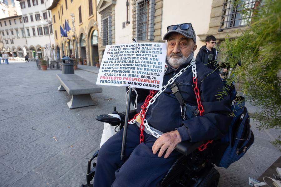 Si “incatena” sotto il palazzo della Regione a Firenze: la protesta per il diritto alle cure e il reddito di inclusione