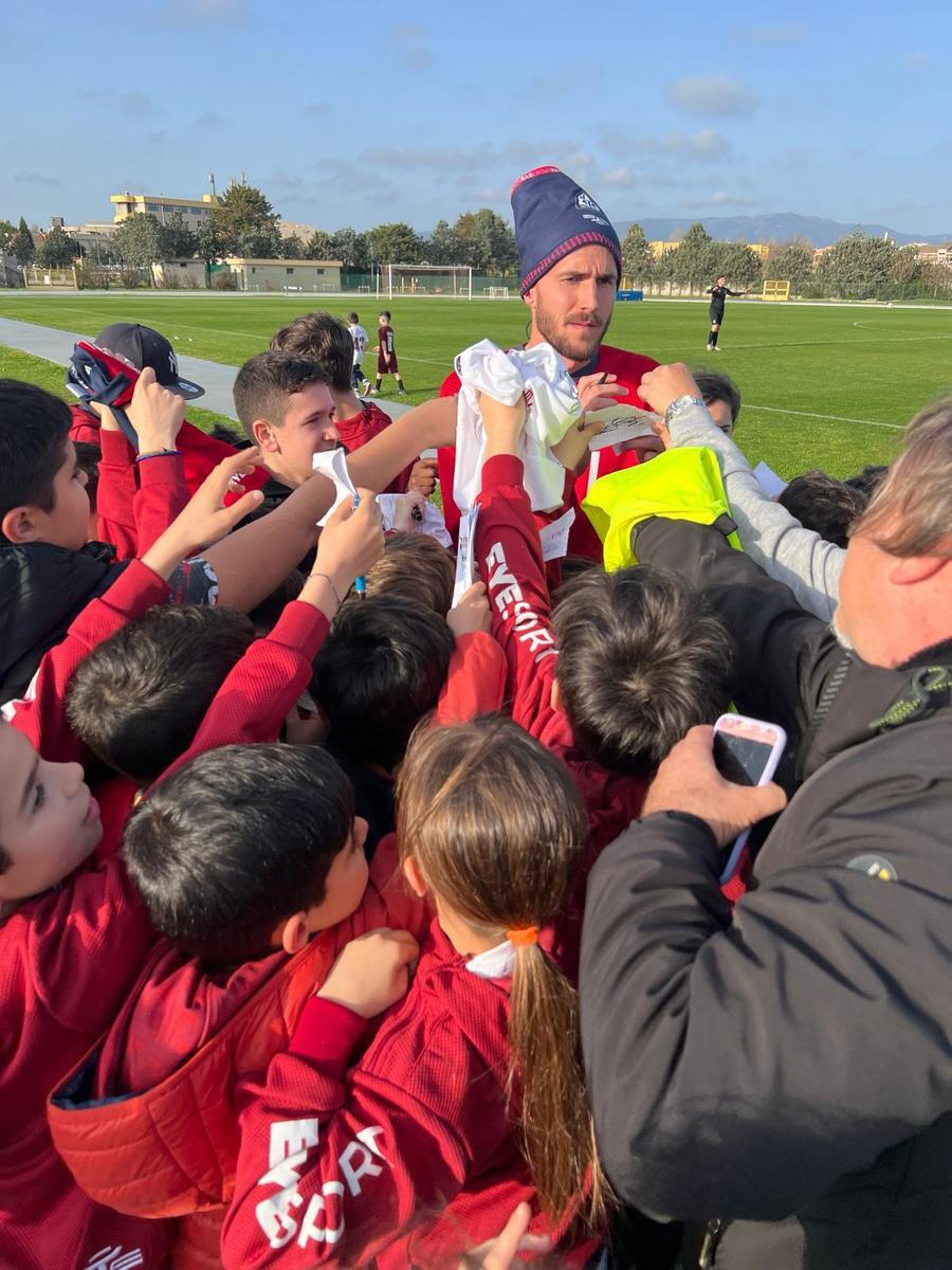 
	Paulo Azzi circondato dai piccoli tifosi

