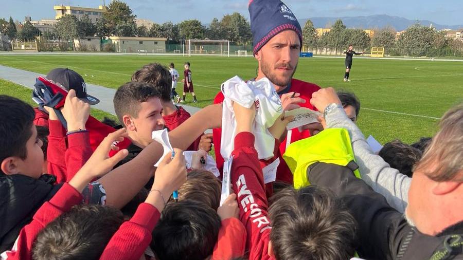 Paulo Azzi circondato dai piccoli tifosi