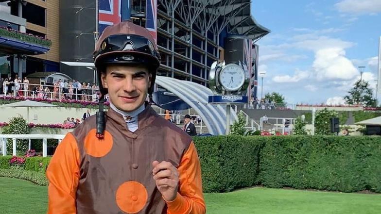 Il fantino di Mores Stefano Cherchi cade durante una gara in Australia: è grave