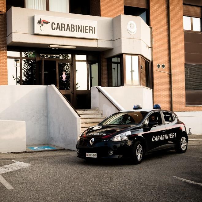 Gli ufficiali dei carabinieri trasferiti dopo i video choc: «Sbagliato trasferirli prima di aver accertato i fatti»<br type="_moz" />
