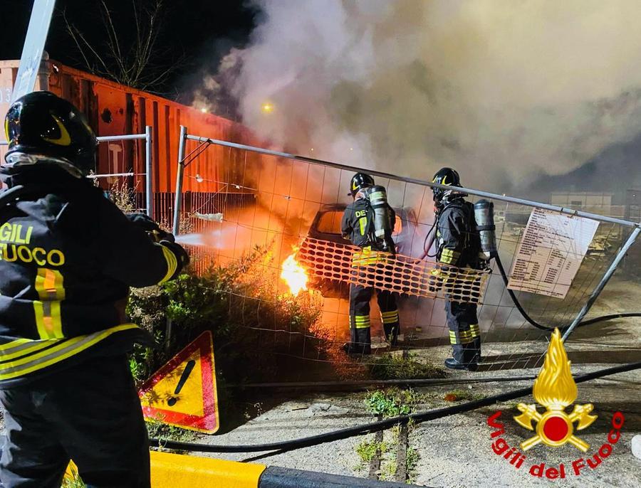 Un’altra auto in fiamme a Olbia, il rogo in via Nanni
