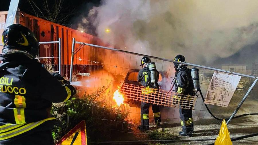 Un’altra auto in fiamme a Olbia, il rogo in via Nanni