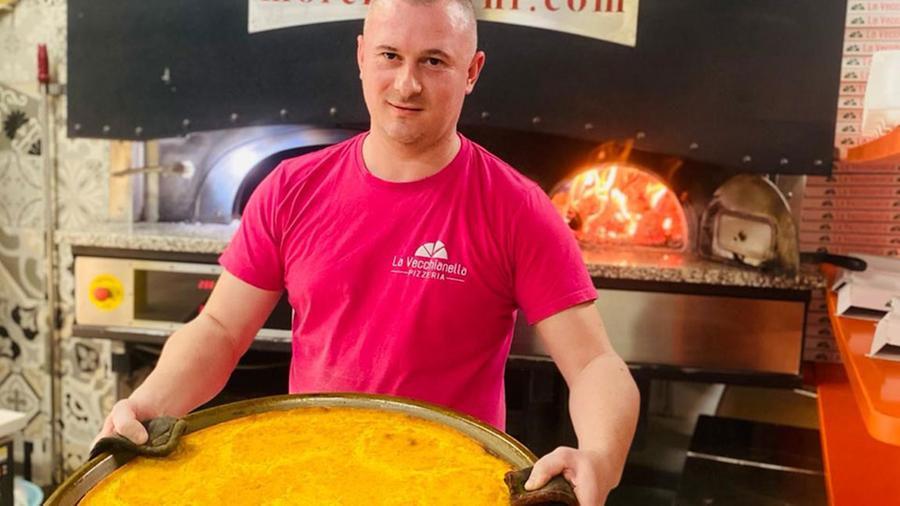 Dalla Romania a Vecchiano, l’arte di Valentin nel cucinare la cecina strega tutti