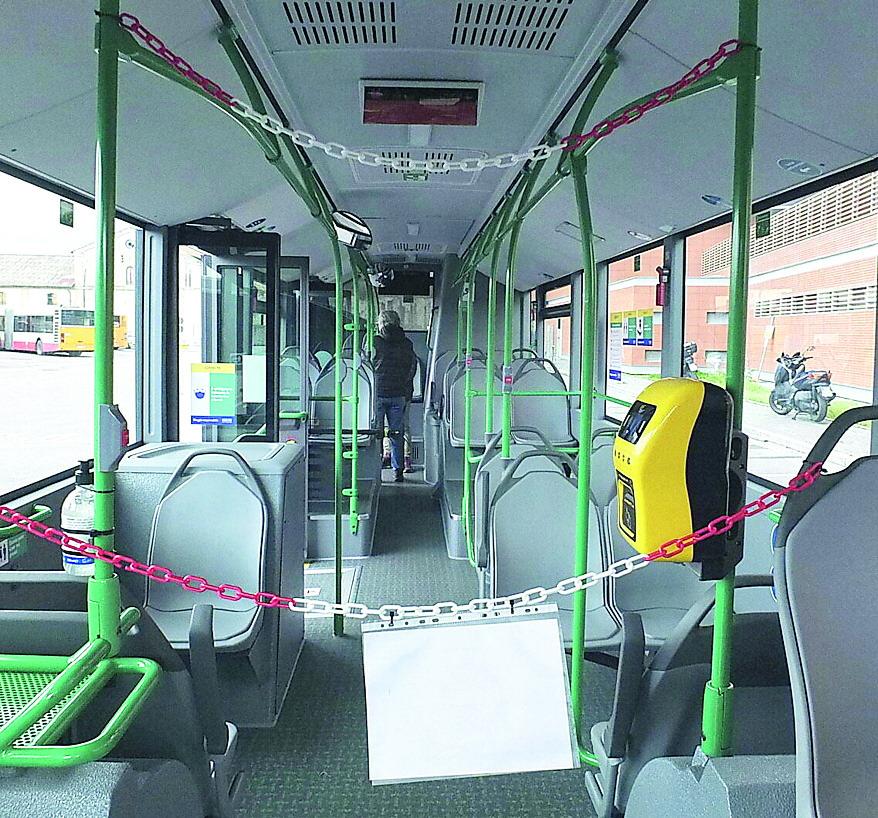 “Negro di m...” e sul bus scoppia il caos: insulti, spray urticante e minacce col taser