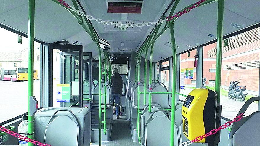 “Negro di m...” e sul bus scoppia il caos: insulti, spray urticante e minacce col taser