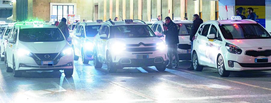 Taxi a Firenze, due autisti per una macchina: così raddoppia il numero di corse