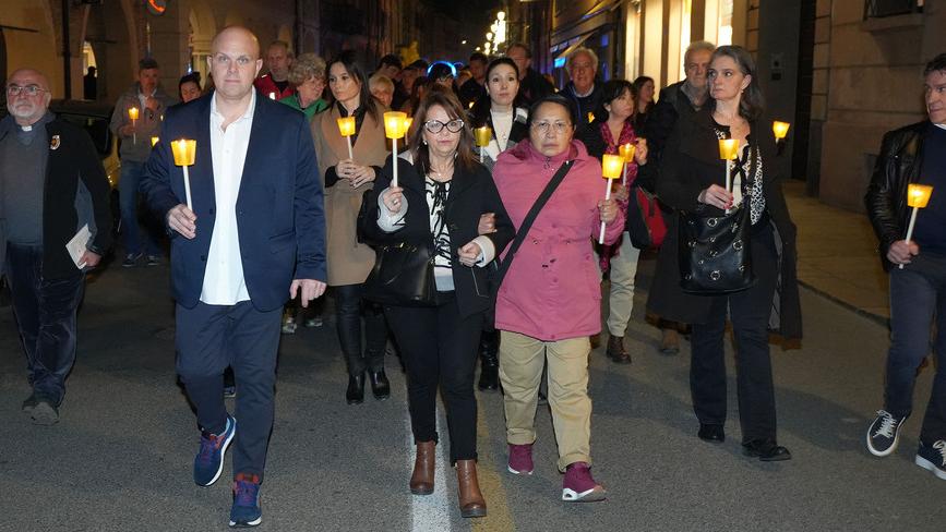 Reggio Emilia: palloncini gialli in cielo per Jessica e tutte le vittime di femminicidio