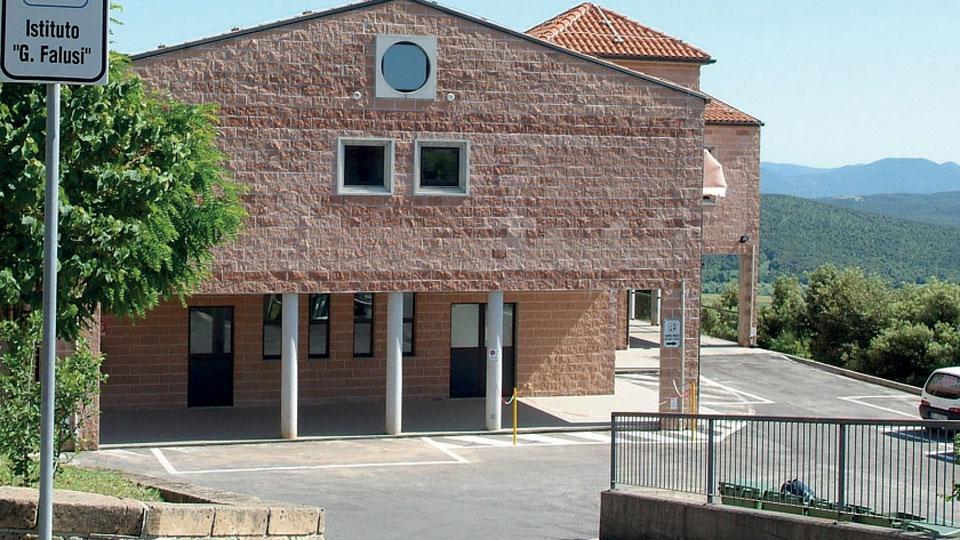 Maltrattamenti alla casa di riposo Falusi: chi è l’operatore di 36 anni agli arresti domiciliari