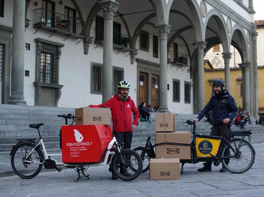 Consegne Ikea, la svolta “green”: pacchi fino a 30 chili consegnati in bici. La sperimentazione toscana parte da Firenze