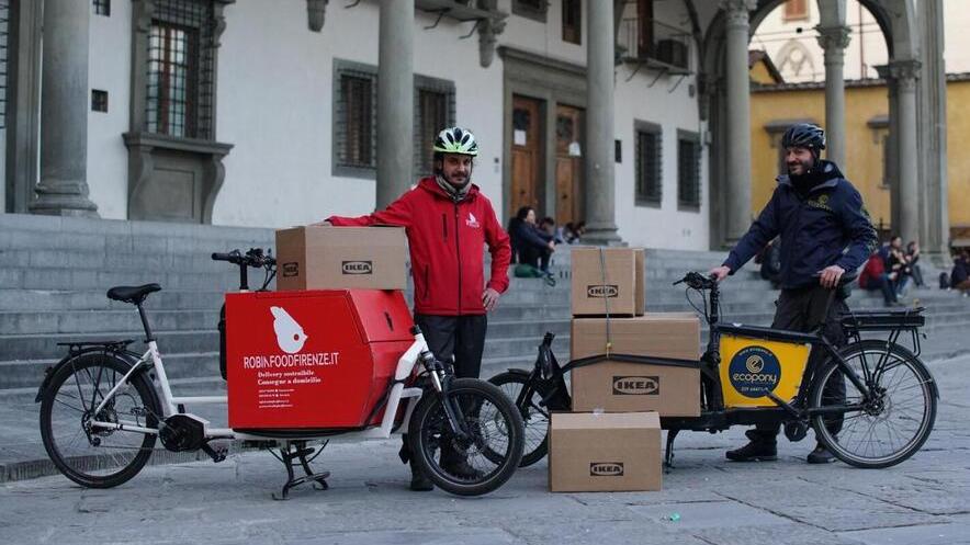 Consegne Ikea, la svolta “green”: pacchi fino a 30 chili consegnati in bici. La sperimentazione toscana parte da Firenze