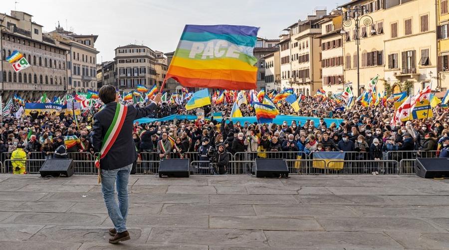 
	Dario Nardella sventola la bandiera della pace

